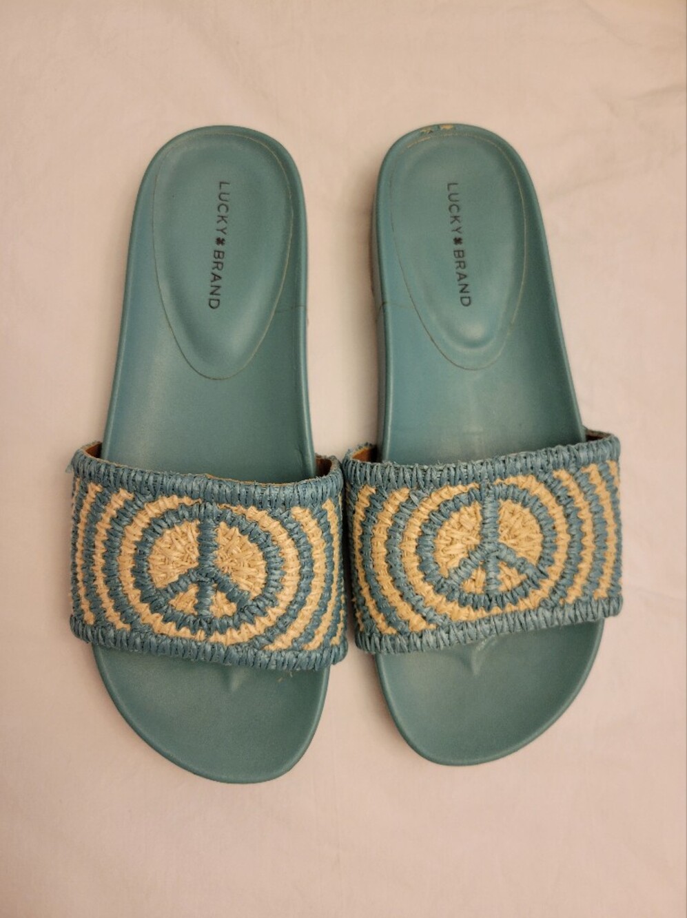 Lucky Brand Women's 7.5 Pepperika Raffia PEACE Slide Sandal, Turquoise